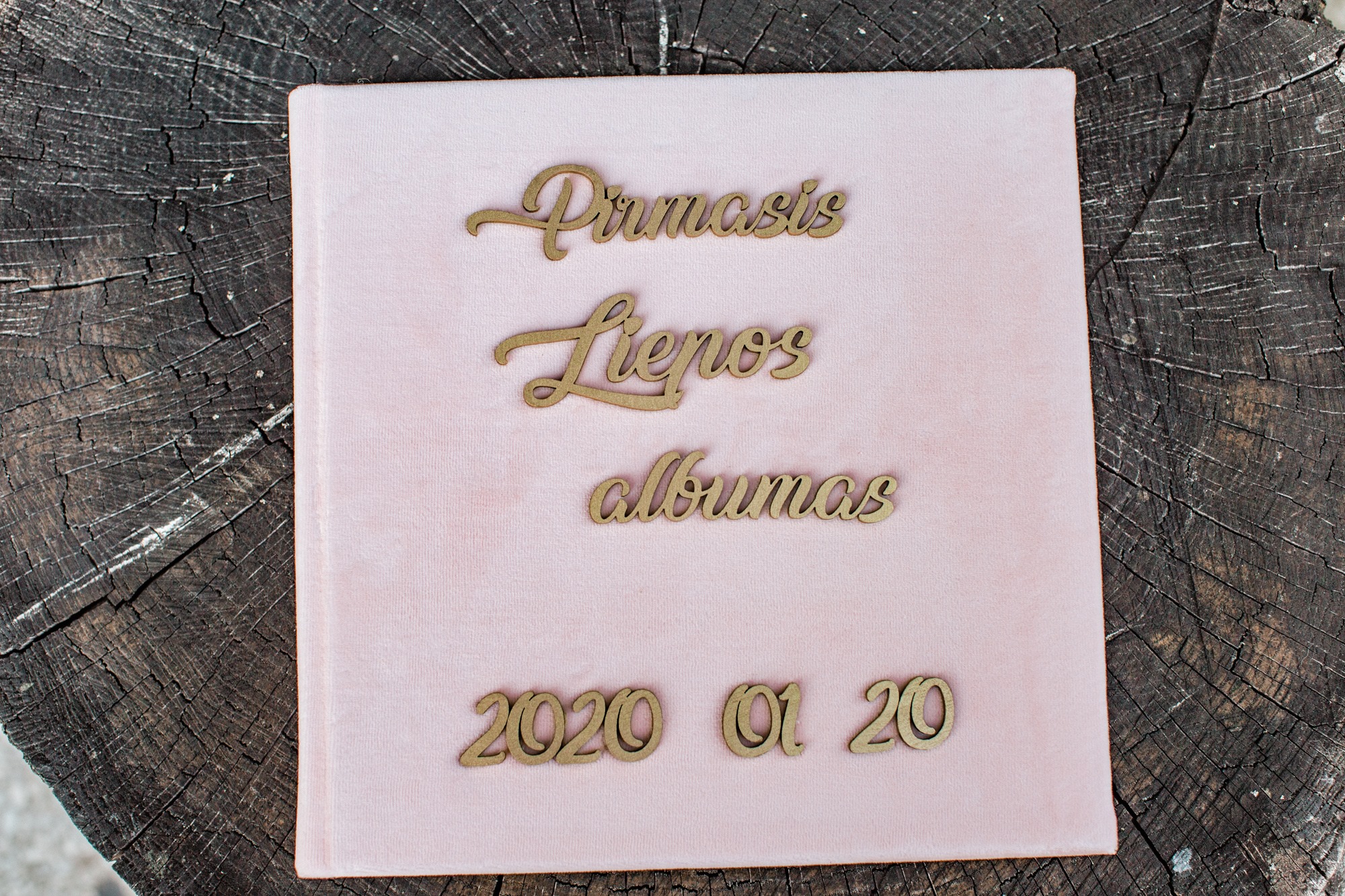 Rožinis albumas su mediniais užrašais